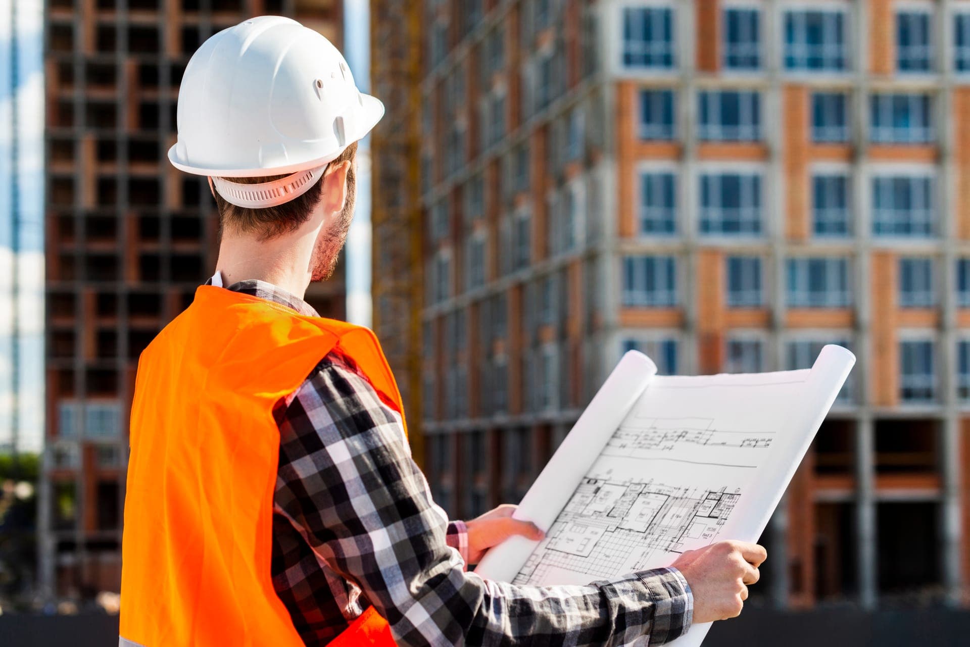 Architecte analysant des plans